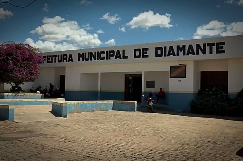 Ex-prefeita de Diamante terá que devolver mais de R$ 1 milhão aos cofres públicos devido a pagamentos irregulares a construtoras A auditoria do TCE apontou que foram identificadas despesas sem a devida comprovação da prestação dos serviços na cidade de Diamante.