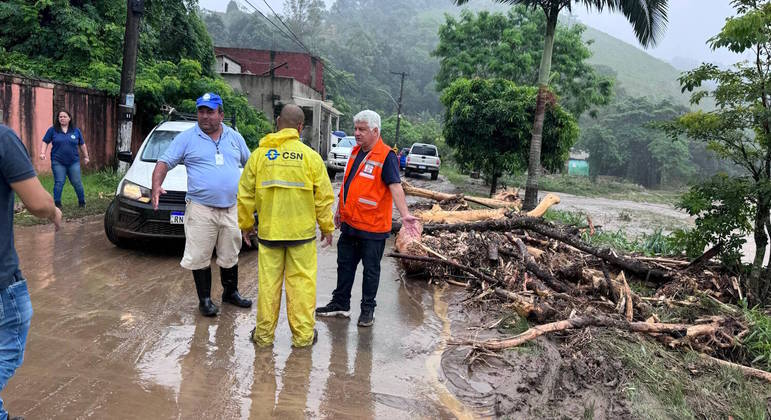 Chuva deixa dois idosos mortos em asilo e causa a saída de 300 pessoas de casa em Angra dos Reis Chuva deixa dois idosos mortos em asilo e causa a saída de 300 pessoas de casa em Angra dos Reis