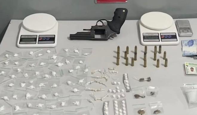 Polícia desmonta boca de fumo, prende homem e apreende cocaína, crack e arma em Bayeux Polícia desmonta boca de fumo, prende homem e apreende cocaína, crack e arma em Bayeux