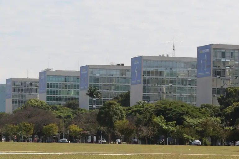 Governo libera R$ 1,7 bilhão bloqueados do Orçamento esplanada dos ministerios, brasilia