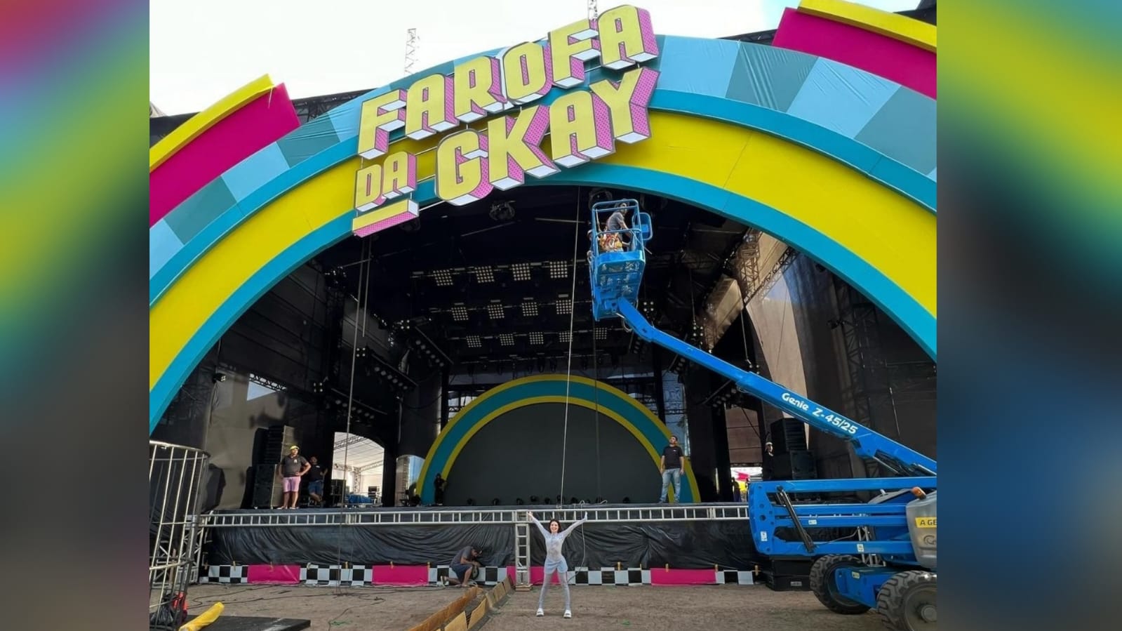 Palco da 'Farofa da Gkay', que reúne vários famosos, em uma de suas edições.