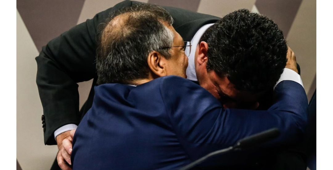 Foto do dia: Flávio Dino e Sérgio Moro se abraçam durante sabatina por vaga no STF