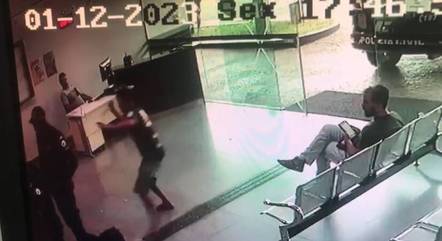 Homem tenta esfaquear policial militar dentro de delegacia Homem tenta esfaquear policial militar dentro de delegacia