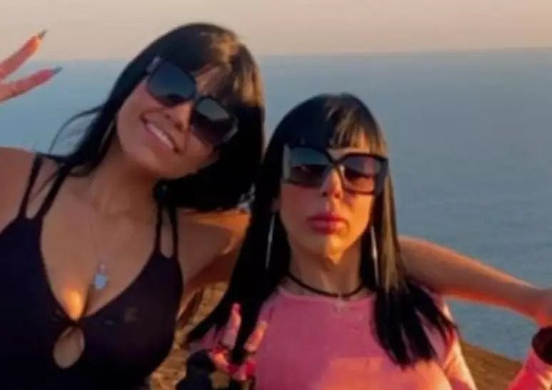 Influencers que deram banana e macaco para crianças negras são indiciadas