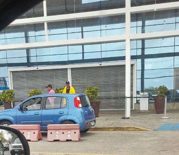 Bombeiros interditam principais entradas de shopping em Campina Grande por "apresentar riscos" após morte de mulher atingida por vidro Bombeiros interditam principais entradas de shopping em Campina Grande por "apresentar riscos" após morte de mulher atingida por vidro