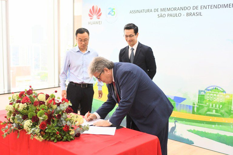 João Azevêdo firma parceria com Huawei, da China, para qualificação profissional de 30 mil jovens na Paraíba João Azevêdo firma parceria com Huawei, da China, para qualificação profissional de 30 mil jovens na Paraíba
