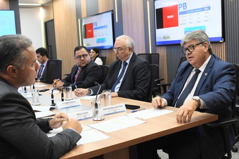 João Azevêdo apresenta projeto da ponte de ligação entre Cabedelo e Lucena ao ministro dos Transportes