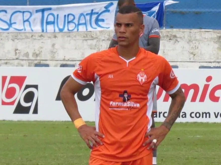 Jogador é suspeito de estuprar a ex, matar o namorado dela com uma marreta e fugir Jogador é suspeito de estuprar a ex, matar o namorado dela com uma marreta e fugir