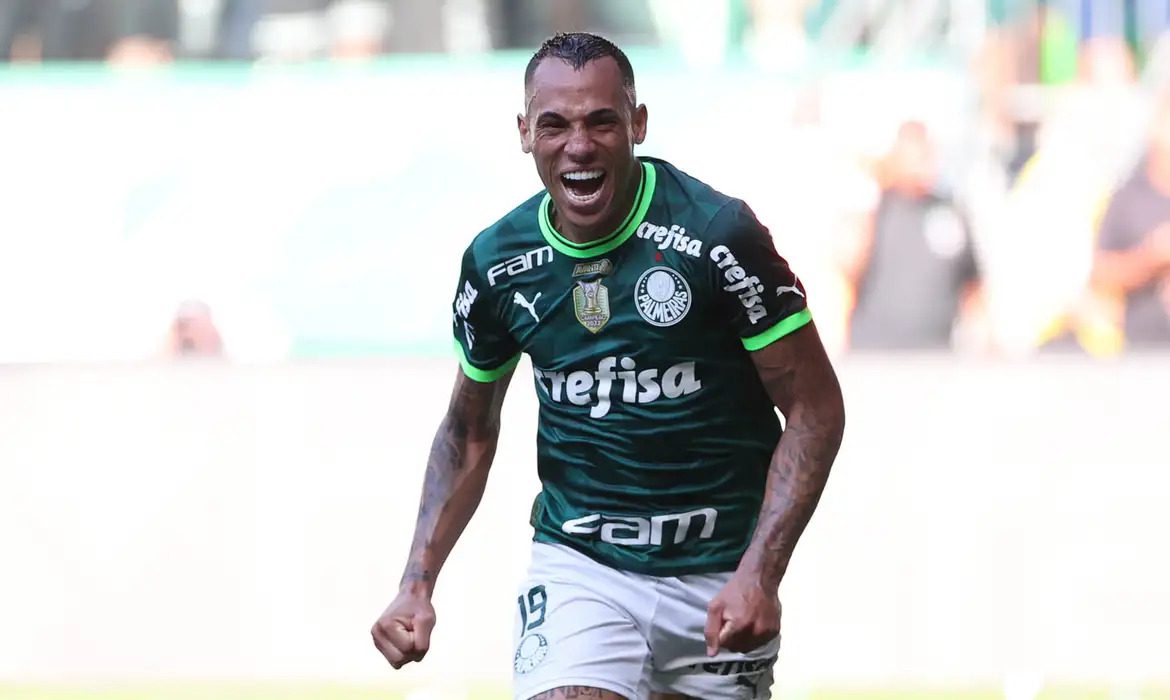 Palmeiras vence e coloca mão na taça do Campeonato Brasileiro Palmeiras vence e coloca mão na taça do Campeonato Brasileiro