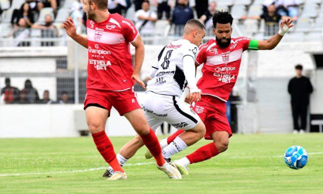 Com um a menos, CRB perde para Ponte Preta na última rodada da Série B