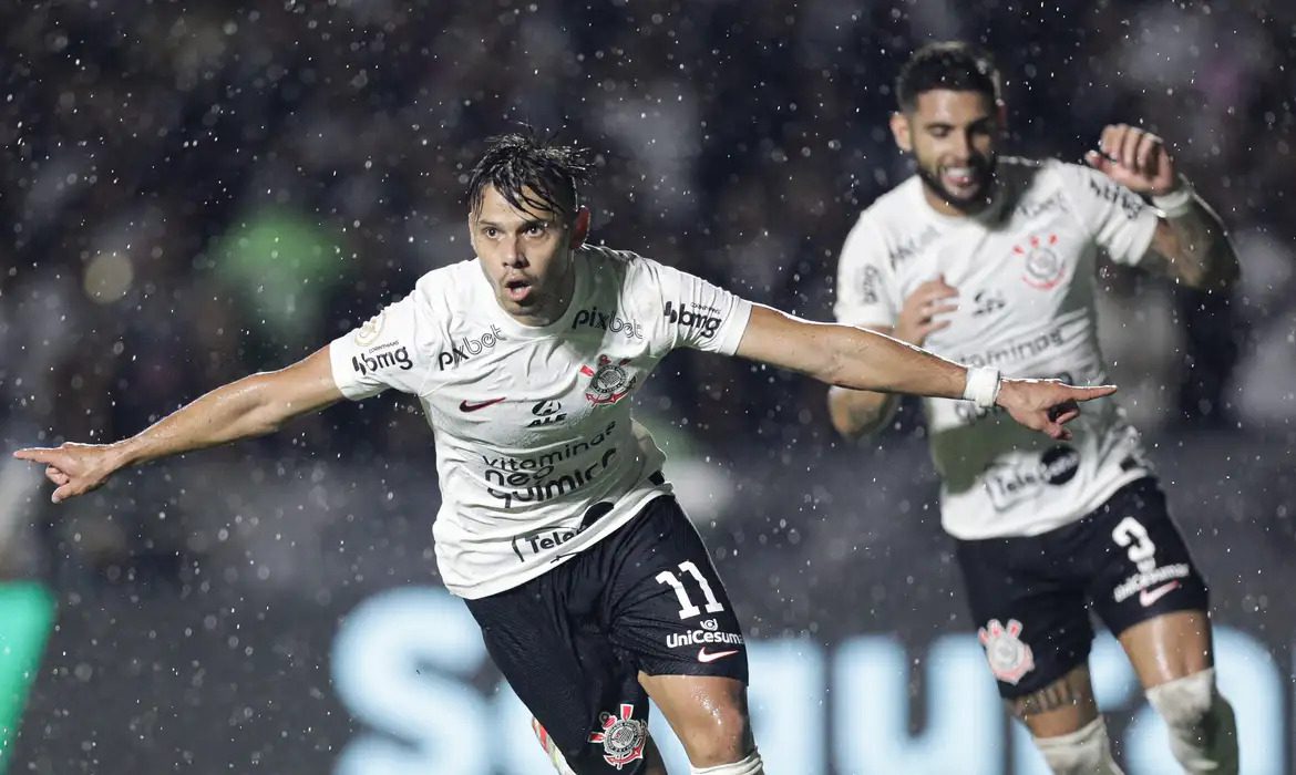 Tentando fugir do rebaixamento, Corinthians vence o Vasco por 4 a 2