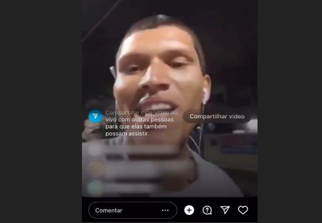 Ladrão furta celular e em seguida faz live em rede social da vítima: "trem da gangue" Ladrão furta celular e em seguida faz live em rede social da vítima: "trem da gangue"