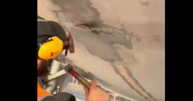 VÍDEO: Avião da Gol bate cauda na pista do Castro Pinto; problema foi consertado com martelo e parafusadeira VÍDEO: Avião da Gol bate cauda na pista do Castro Pinto; problema foi consertado com martelo e parafusadeira