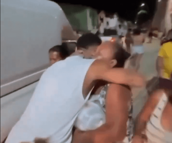 Jogador paraibano Matheus Cunha viraliza na internet com distribuição de cestas básicas a famílias carentes Jogador paraibano Matheus Cunha viraliza na internet com distribuição de cestas básicas a famílias carentes