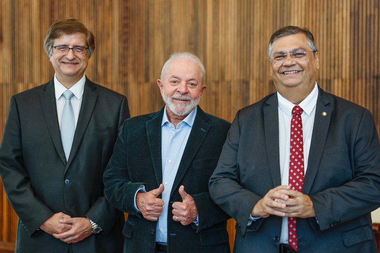 Lula indica, oficialmente, Flávio Dino ao STF e Paulo Gonet à Procuradoria Geral da República