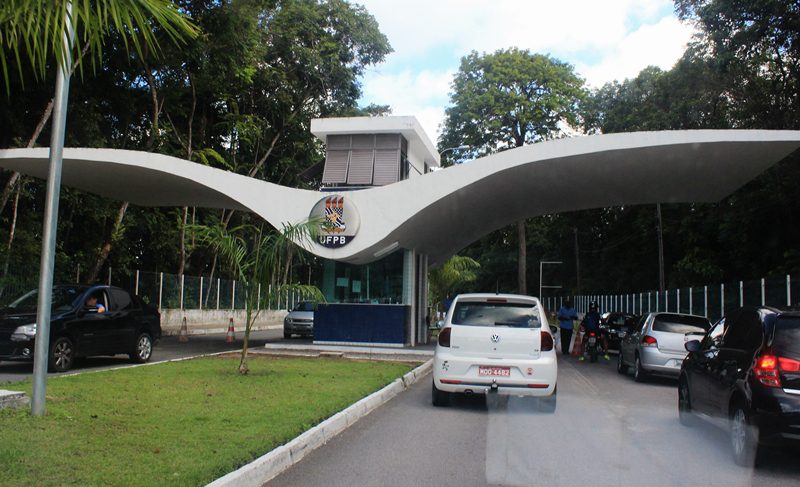 MEC aceita revogar portaria 983 se professores de federais acabarem greve Norma do MEC eleva carga horária mínima de docentes.