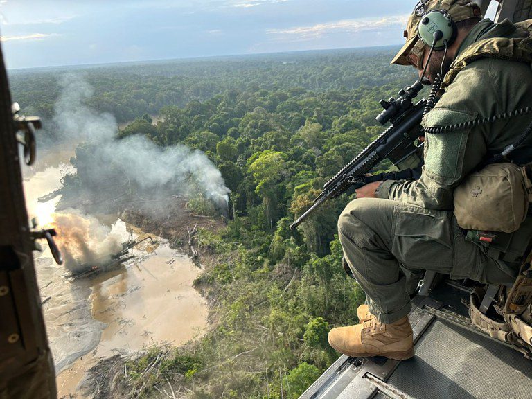 Polícia Federal, Ibama e polícia colombiana desmobilizam garimpo na fronteira entre Brasil e Colômbia Polícia Federal, Ibama e polícia colombiana desmobilizam garimpo na fronteira entre Brasil e Colômbia