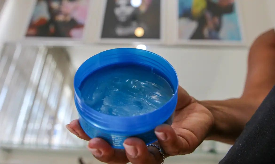 Pomadas trazem riscos aos cabelos, pele e olhos e diretor-geral da Agevisa alerta sobre fiscalizações na Paraíba: "importante conscientizar" Pomadas trazem riscos aos cabelos, pele e olhos e diretor-geral da Agevisa alerta sobre fiscalizações na Paraíba: "importante conscientizar"