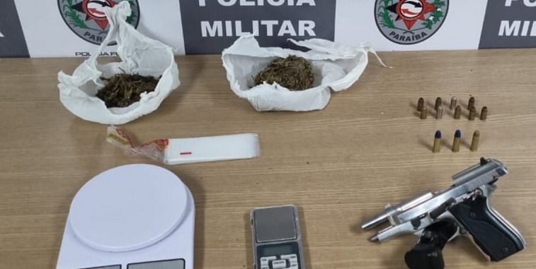 Dupla é presa com arma e droga durante ação da Polícia Militar em Mangabeira Dupla é presa com arma e droga durante ação da Polícia Militar em Mangabeira