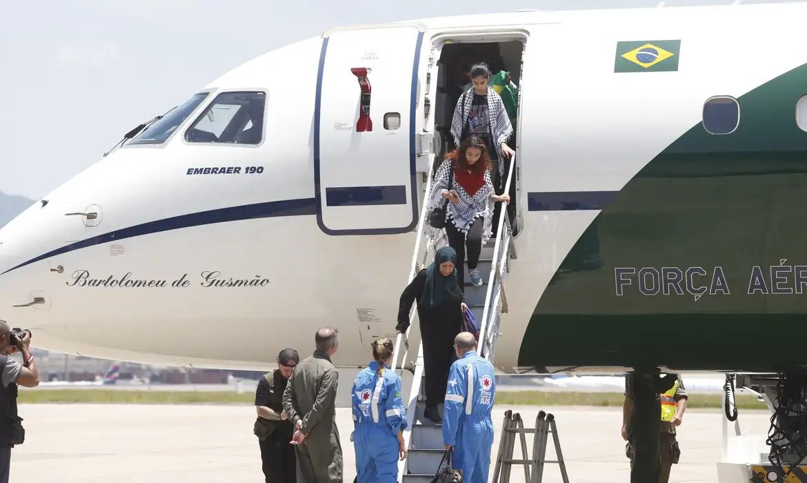 Brasil envia para Israel e Egito lista com 86 nomes de pessoas para saída de Gaza Brasil envia para Israel e Egito lista com 86 nomes de pessoas para saída de Gaza