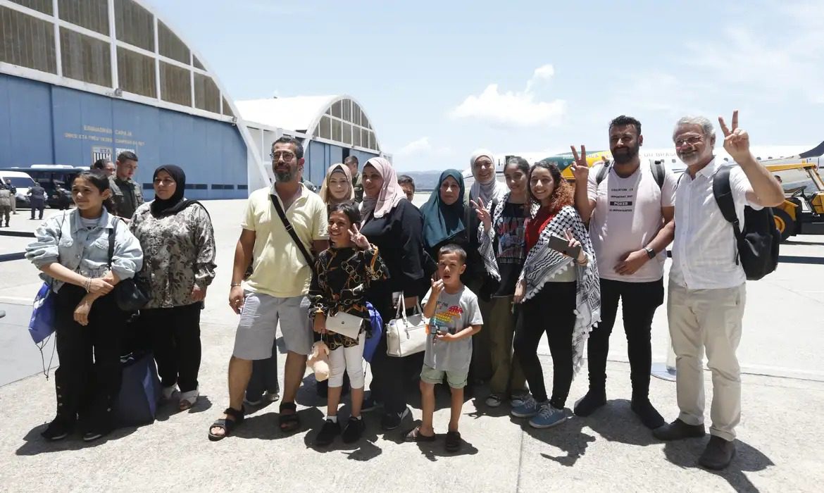 Vinte e seis repatriados de Gaza chegam a São Paulo Vinte e seis repatriados de Gaza chegam a São Paulo