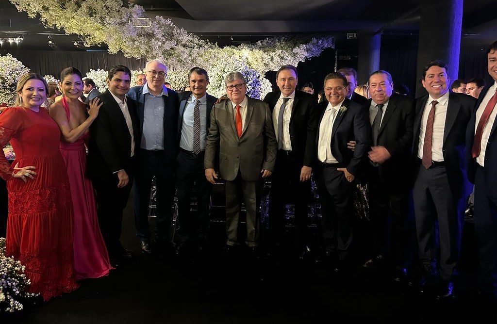 João Azevêdo e Romero Rodrigues aparecem lado a lado durante casamento em João Pessoa João Azevêdo e Romero Rodrigues aparecem lado a lado durante casamento em João Pessoa