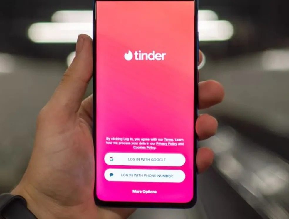 'Golpe do Tinder': Homem é sequestrado no 3º encontro com mulher que conheceu pelo app 'Golpe do Tinder': Homem é sequestrado no 3º encontro com mulher que conheceu pelo app