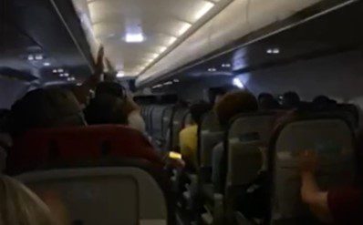 Turbina de avião pega fogo e aeronave faz pouso de emergência na Bahia Turbina de avião pega fogo e aeronave faz pouso de emergência na Bahia