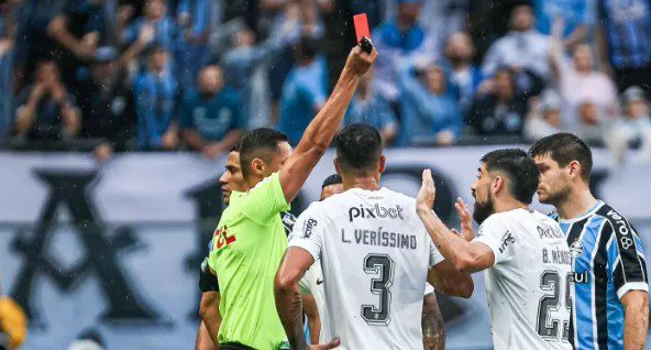 Corinthians vence jogo com duas expulsões e breca Grêmio na briga pela taça Corinthians vence jogo com duas expulsões e breca Grêmio na briga pela taça