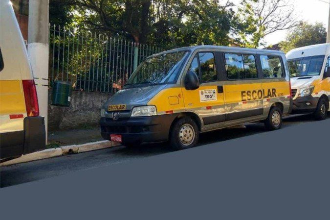 Criança morre após ser esquecida em van escolar; donos do veículo são presos Criança morre após ser esquecida em van escolar; donos do veículo são presos