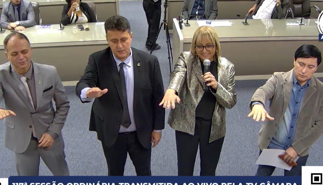Vereadores eleitos após retotalização de votos são diplomados e tomam posse na Câmara de Campina Grande