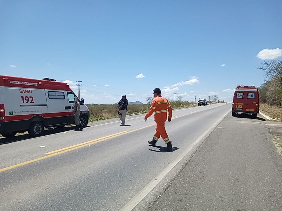 Criança é atropelada e fica em estado grave após descer de ônibus escolar e tentar atravessar rodovia, em Cajazeiras Criança é atropelada e fica em estado grave após descer de ônibus escolar e tentar atravessar rodovia, em Cajazeiras