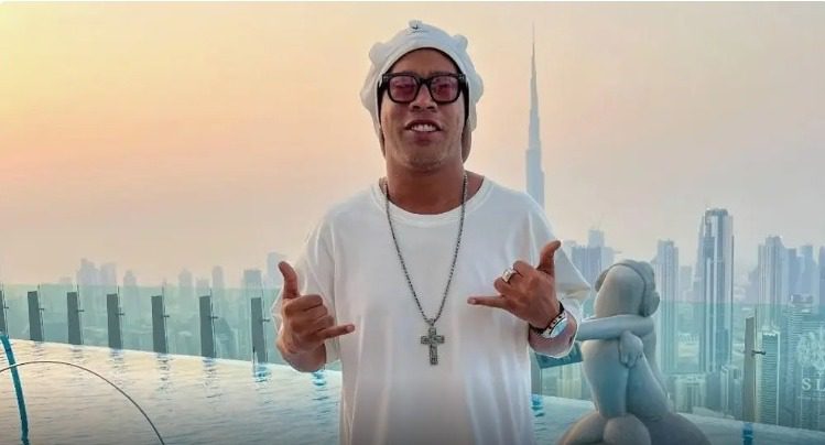 Devendo R$ 1 milhão, Ronaldinho Gaúcho terá dois imóveis avaliados para penhora Devendo R$ 1 milhão, Ronaldinho Gaúcho terá dois imóveis avaliados para penhora