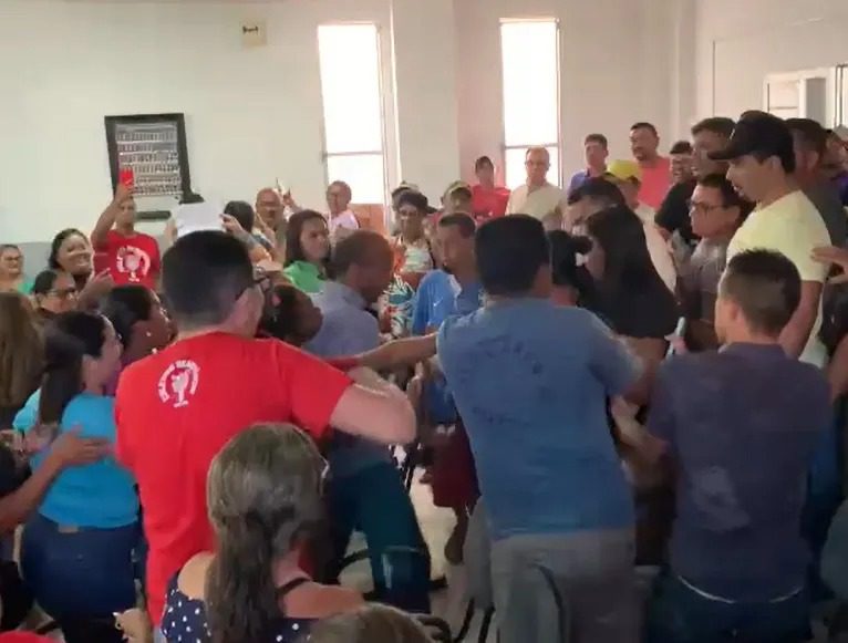 Após pancadaria, vereadores de Mari se reúnem em pleno sábado para votar empréstimo de quase R$ 100 milhões Após pancadaria, vereadores de Mari se reúnem em pleno sábado para votar empréstimo de quase R$ 100 milhões