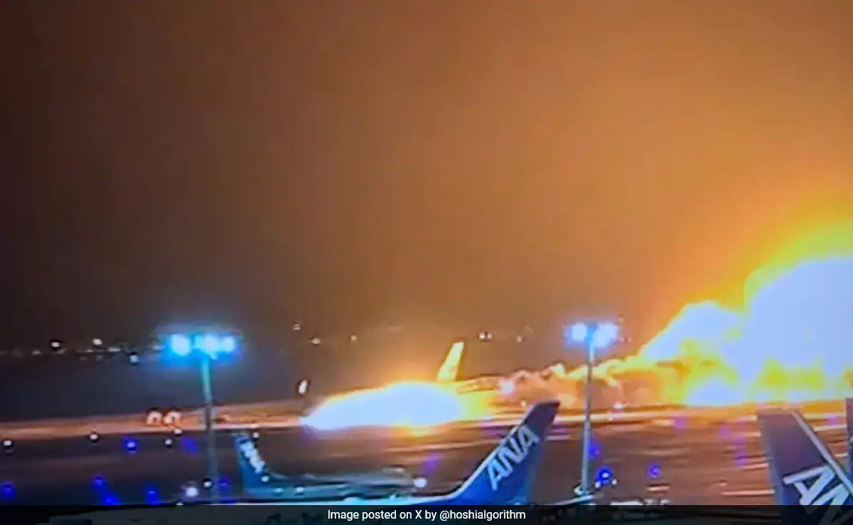 Avião com mais de 300 passageiros a bordo pega fogo após acidente em solo no Japão Avião com mais de 300 passageiros a bordo pega fogo após acidente em solo no Japão