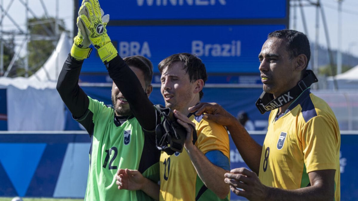 Seleção Brasileira de futebol de cegos comemora vitória em partida no Parapan de Santiago | Foto: Alessandra Cabral/CPB