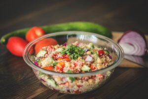 DETOX pós-Carnaval: Salada refrescante de quinoa