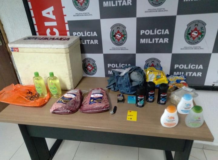 O caso ocorreu por volta das 15h, quando o homem tentou roubar perfumes e carnes, entre outros objetos