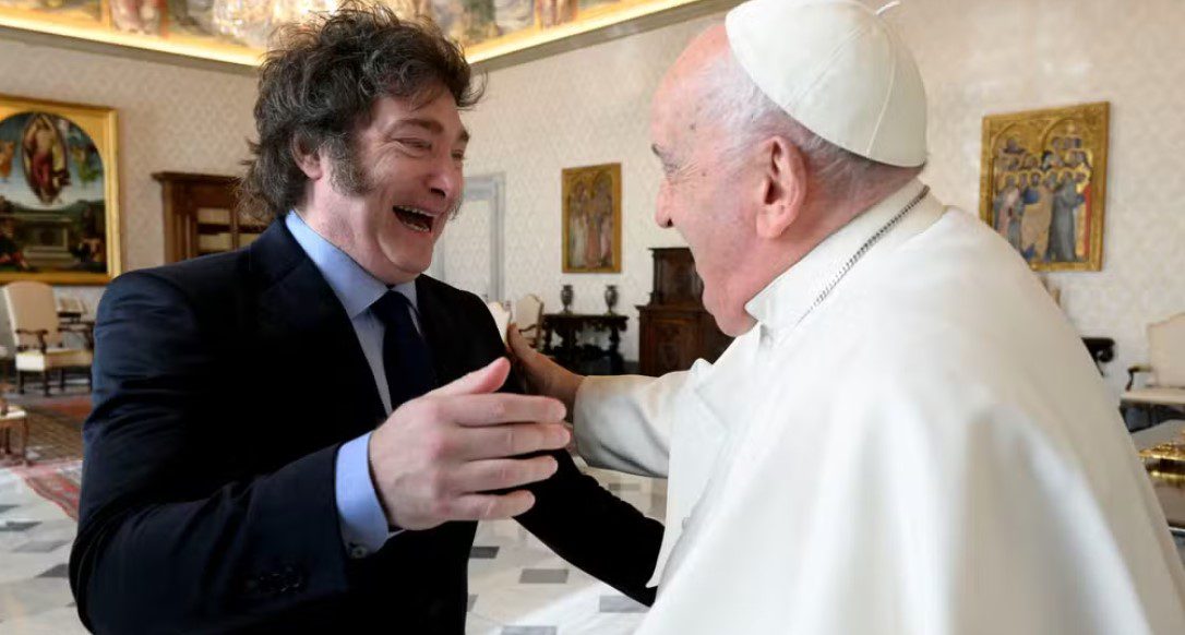 O presidente argentino, Javier Milei, cumprimenta o papa Francisco na chega de audiência no Vaticano, em 12 de fevereiro de 2024.