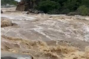 Após fortes chuvas, nível do Rio Paraíba sobe no parque Pedra do Altar em Barra de Santana e imagens impressionam internautas