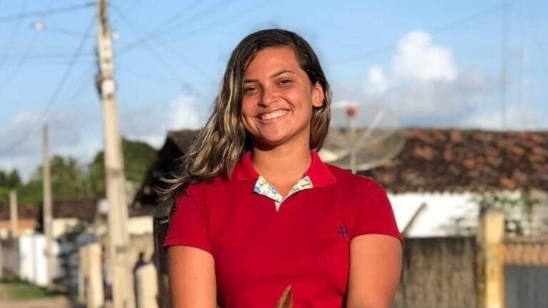 Jovem que morreu em ataque a tiros em Mamanguape não tinha envolvimento com drogas, diz polícia Jovem foi assassinada a tiros em praça de Mamanguape.