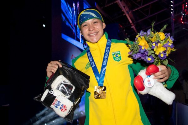 Boxe: Bia Ferreira disputa cinturão mundial peso-leve contra argentina