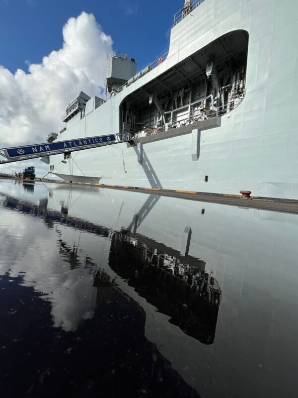 Maior navio de guerra da América Latina já está em Cabedelo e será aberto à visitação no domingo; veja fotos e vídeo