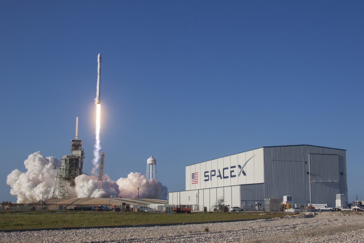 SpaceX: Pioneirismo Celestial e Estratégias de Marketing Visionárias