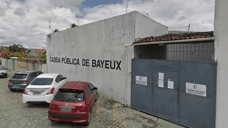 Polícia evita fuga em massa de detentos que cavaram buraco em parede de cela do presídio de Bayeux