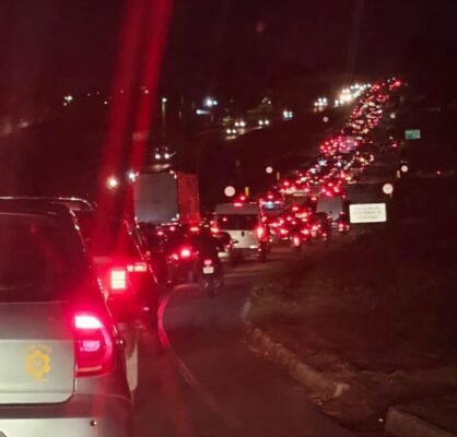 Motoristas enfrentam intenso congestionamento na volta do feriadão em João Pessoa