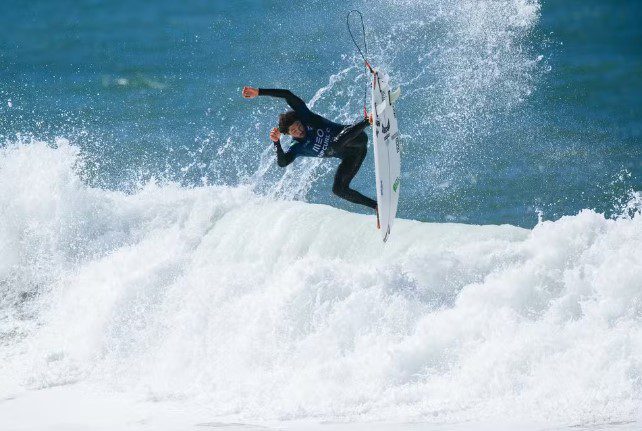 Yago Dora voa alto e faz maior nota do dia, em Peniche — Foto: Damien Poullenot/World Surf League