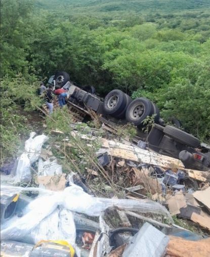 Homem morre após perder controle da direção e capotar caminhão na Serra do Teixeira