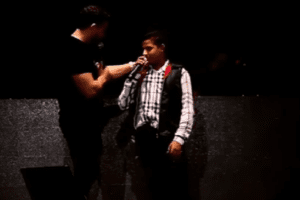 Safadão convida criança para cantar junto com ele durante show em Alagoa