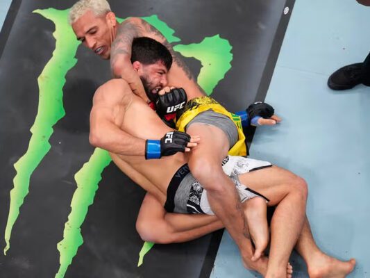 "Pensei que tinha apagado", diz Charles do Bronx sobre Tsarukyan no UFC 300
